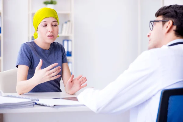 Krebspatient zum Arztbesuch in Kliniken — Stockfoto