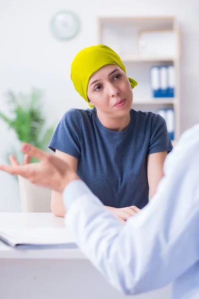 Paciente oncológico que visita al médico para consulta médica en clínicas — Foto de Stock