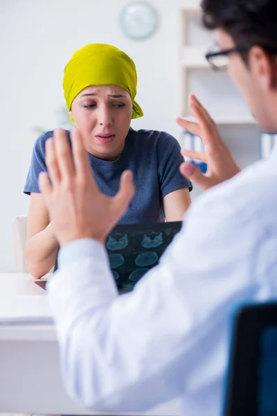 Krebspatient zum Arztbesuch in Kliniken — Stockfoto