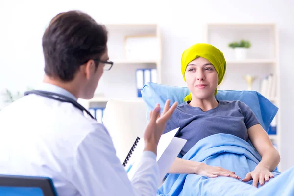 Krebspatient zum Arztbesuch in Kliniken — Stockfoto