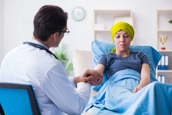 Krebspatient zum Arztbesuch in Kliniken — Stockfoto