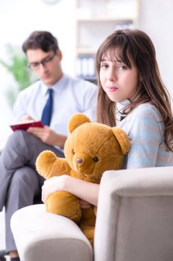 Hasta muayene için psikiyatriste gidiyor.