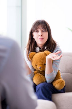 Hasta muayene için psikiyatriste gidiyor.