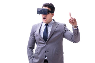 Sanal gerçeklik gözlüğü takan iş adamı beyaza izole edilmiş