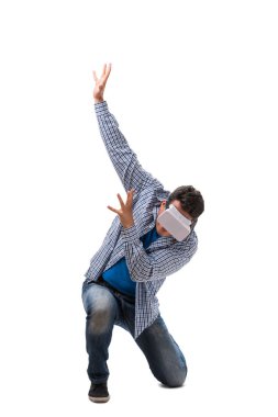 Sanal gerçeklik gözlüğü takan genç adam.