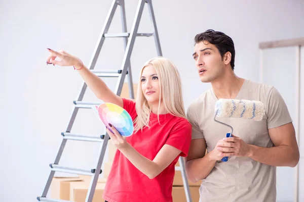 Giovane famiglia che fa lavoro di pittura durante la ristrutturazione della casa — Foto Stock