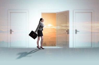 İş kadını birçok iş fırsatıyla karşı karşıya