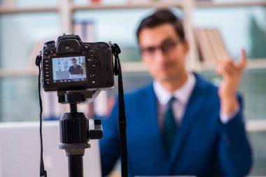 İş adamı vlog için bir video kaydediyor