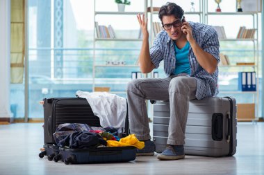 Genç adam tatil için hazırlanıyor.
