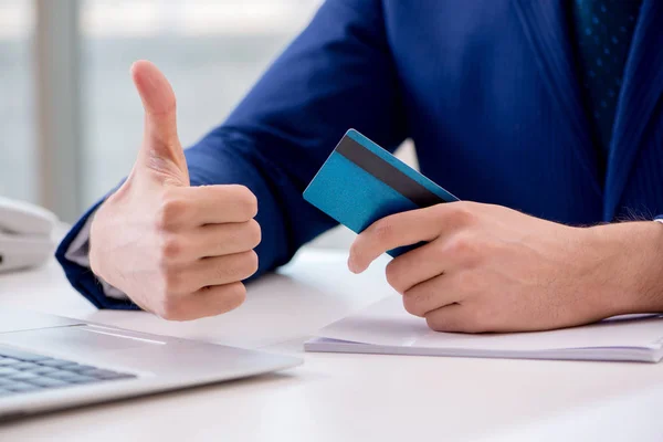 Homem que paga com cartão de crédito online — Fotografia de Stock