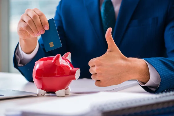 Homem que paga com cartão de crédito online — Fotografia de Stock