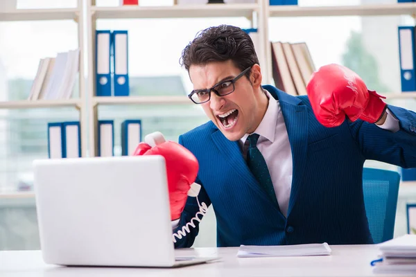 Geschäftsmann mit Boxhandschuhen wütend im Büro — Stockfoto