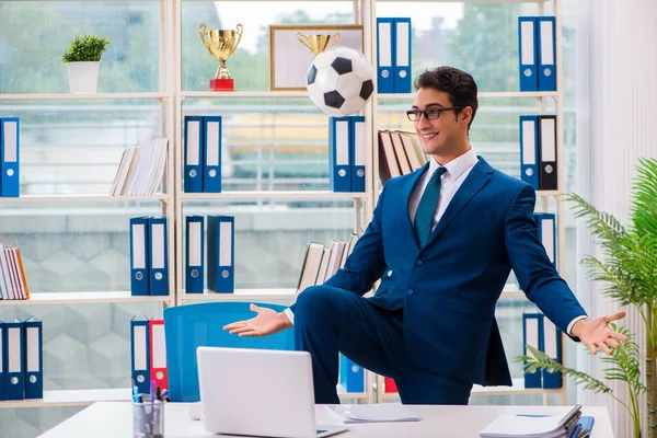 在办公室踢足球的商人 — 图库照片