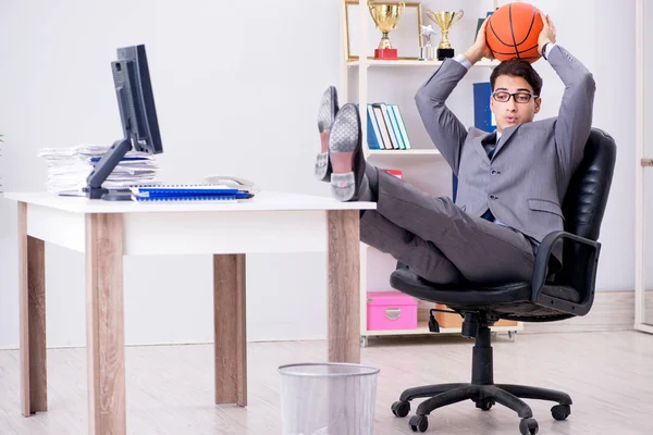 年轻的商人在办公室打篮球休息 — 图库照片