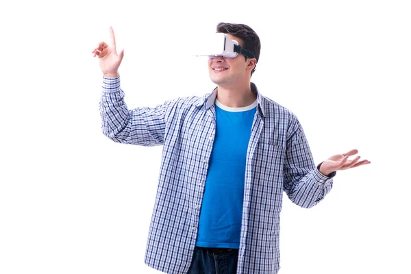Jovem vestindo óculos de realidade virtual VR — Fotografia de Stock