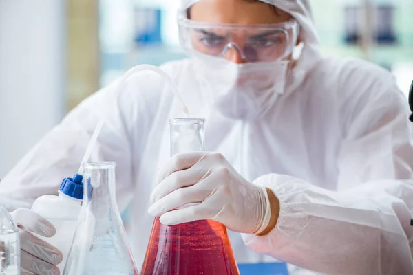 Chemisch werken in het laboratorium met gevaarlijke chemische stoffen — Stockfoto