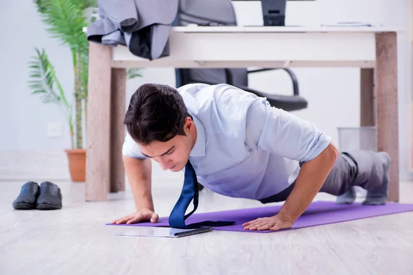 Uomo d'affari che fa sport in ufficio durante la pausa — Foto Stock