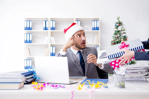 Genç işadamı Noel 'i ofiste kutluyor.