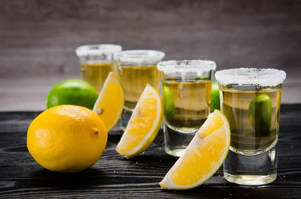 Bebida de tequila servida em copos com limão e sal — Fotografia de Stock