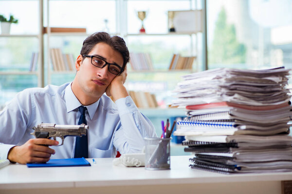 Злой бизнесмен с пистолетом подумывает о самоубийстве