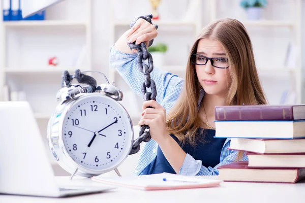 Jovem adolescente estudante se preparando para exames em casa — Fotografia de Stock