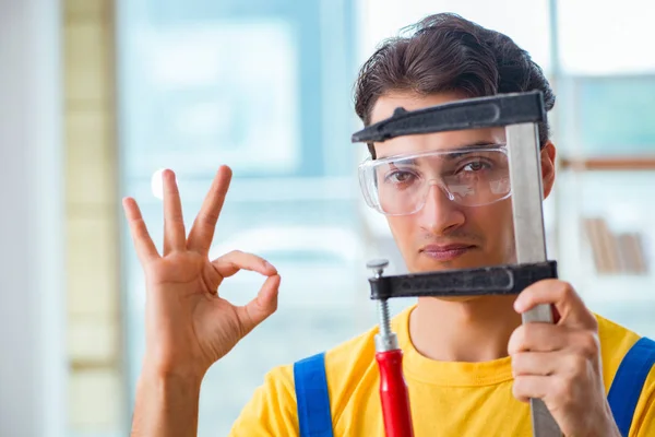 Furniture carpenter working in the workshop — Stock Photo, Image