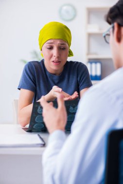 Clini 'de tıbbi konsültasyon için doktoru ziyaret eden kanser hastası.