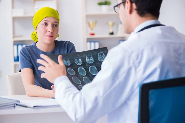 Krebspatient zum Arztbesuch in Kliniken — Stockfoto