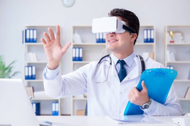 Sanal gerçeklik kulaklığı olan genç doktor ofiste çalışıyor.