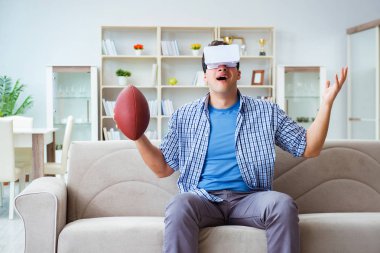 Sanal gerçeklik gözlüğü takan adam Amerikan futbolunu izliyor.