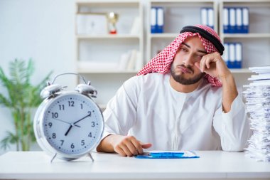 Ofiste çalışan Arap işadamı bir Pi ile evrak işi yapıyor.