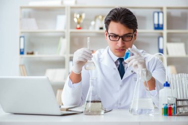 Genç araştırmacı bilim adamı bir su testi kirliliği araştırması yapıyor.