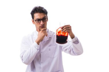 Kan bağışı konsepti olan doktor beyaza izole edilmiş.