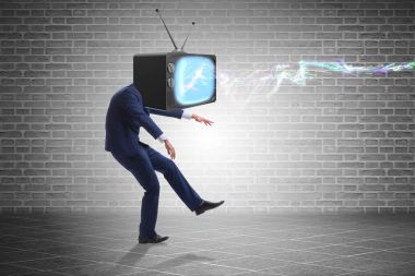 İnsan ve televizyon yerine medya zombisi kavramı