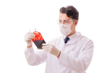 Kan bağışı konsepti olan doktor beyaza izole edilmiş.