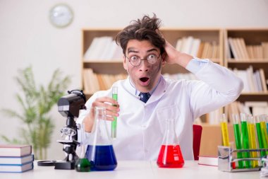 Çılgın bilim adamı bir laboratuarda deneyler yapıyor.