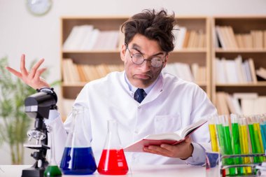 Çılgın bilim adamı bir laboratuarda deneyler yapıyor.