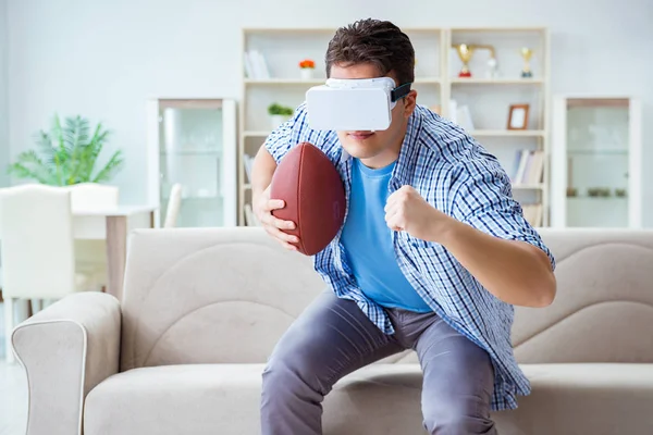 Sanal gerçeklik gözlüğü takan adam Amerikan futbolunu izliyor.