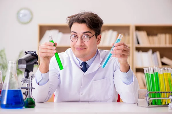 Médico científico loco loco haciendo experimentos en un laboratorio —  Fotos de Stock