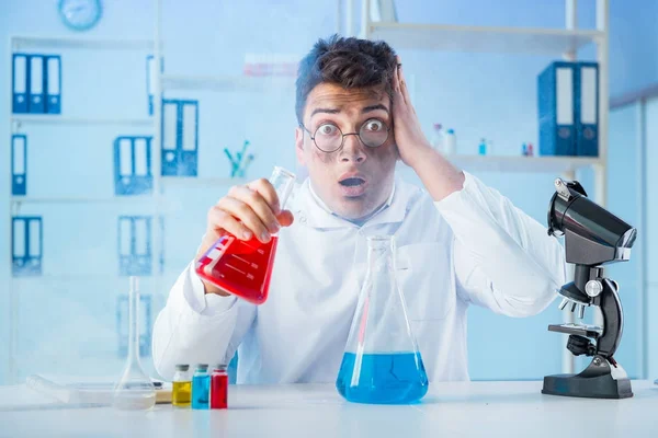 Químico louco engraçado trabalhando em um laboratório — Fotografia de Stock