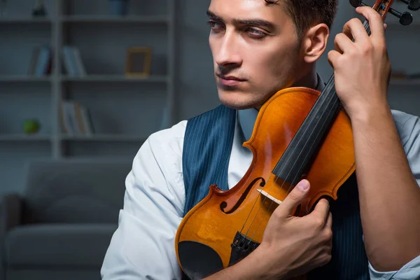 Jonge muzikant die thuis viool speelt — Stockfoto