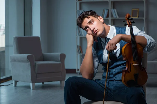 Joven músico practicando el violín en casa — Foto de Stock