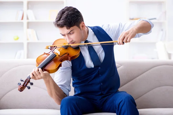 Fiatal zenész férfi, aki otthon hegedül — Stock Fotó