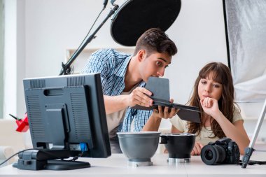 Fotoğraf stüdyosunda çalışan genç fotoğrafçı.