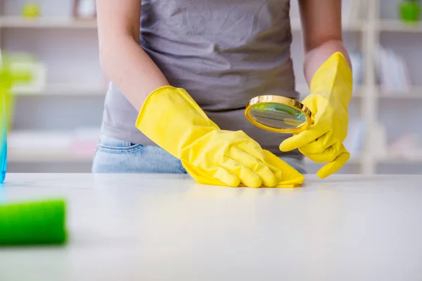 Mulher fazendo limpeza em casa — Fotografia de Stock