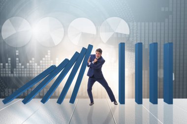 Domino etkisi iş konseptinde iş adamı