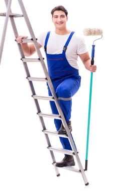 Beyaz arka planda merdiveni olan genç ressam.