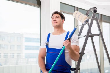 İnşaat alanında çalışan bir boyacı.