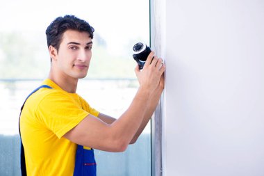 Müteahhit ofise güvenlik kamerası yerleştiriyor.