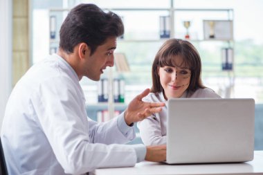 Estetik cerrah kadın yüzü ameliyatına hazırlanıyor